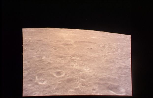 AS 11-37-5433 - Moonscape
L'Apollo 11, dopo un breve viaggio, sorvola la Luna. Notare il colore della superficie del nostro Satellite. In altre immagini similari questo colore muterà radicalmente, diventando ora bianco luminoso, ora grigio cenere, ora azzurrino ed ora verdastro. Ci sono tante ragioni dietro le diverse colorazioni assunte dalla Luna nelle fotografie della Serie Apollo (una delle quali la troviamo nell'invecchiamento delle pellicole originali), ma avremo occasione di parlare di questo tema durante il "nostro" viaggio attraverso gli Apollo Days. 
In realtà il colorito "giallastro" della Luna in questo specifico frame potrebbe dipendere da una leggera sovraesposizione del panorama.
Parole chiave: Moonscapes