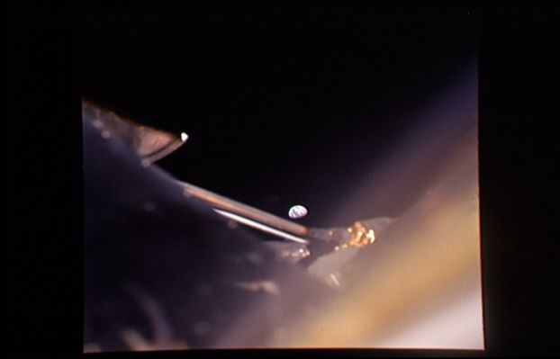 AS 11-37-5434 - Earth behind the Spaceship
Questa immagine fa parte di quella serie di fotografie che, prive (almeno in apparenza) di un particolare valore scientifico, ma belle da guardare, vengono chiamate, con una certa ironia, "Postcards from Space" (Cartoline dallo Spazio) oppure "Postacards from the Moon" (Cartoline dalla Luna), a seconda del luogo in cui le foto venivano scattate. In questa "Postcard from Space" si intravede la Terra dietro la sagoma illuminata di un componente della navicella posto in primissimo piano e conseguentemente piuttosto sfuocato.
Parole chiave: Space Postcards