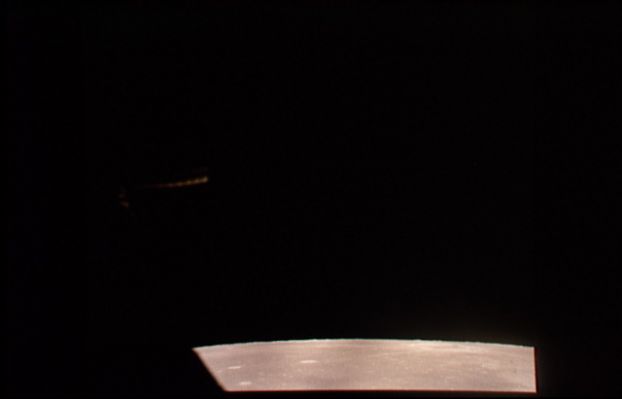 AS 11-37-5436 - Moonscape with "light streak"
Un'altra immagine della superficie della Luna mentre essa viene sorvolata dall'Apollo 11. Sulla Sn della Navicella si intravede una striscia di luce che potrebbe essere la traccia di un oggetto che si muove molto rapidamente in prossimità dell'astronave. Potrebbe anche essere, però, un semplice riflesso nell'obbiettivo della fotocamera. 
Parole chiave: Moonscapes