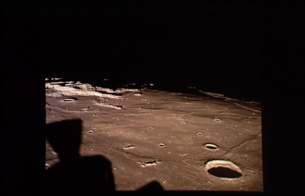 AS 11-37-5437 - A closer look at the Moon...
Bill Kaysing ha detto (!) che questo frame fa parte della "Galleria dei Falsi", argomentando che la superficie lunare non può essere oscurata da un'ombra gigantesca (proveniente dalla navicella Apollo 11) quale è quella che appare sulla Sn dell'immagine. In realtà non si tratta di un'ombra della navicella "proiettata" sulla Luna, bensì di un dettaglio (posto in primissimo piano) di uno dei propulsori impiegati per le (micro) correzioni di rotta e posizionati sia sulla navicella, sia sul Modulo Lunare. 
E' strano che un professionista dello Space Business quale era l'Ing. Kaysing abbia preso una cantonata di simili proporzioni (e per giunta su un'immagine sulla quale è davvero difficile creare dubbi e malintesi)...
Parole chiave: Moonscapes