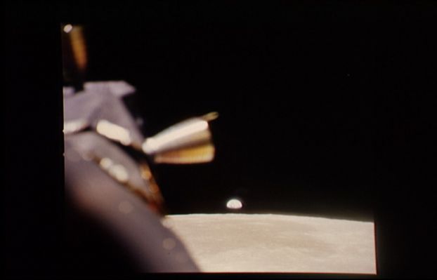 AS 11-37-5439 - Earth is far, far away...(1)
In questo frame si può vedere - e questa volta in eccellenti condizioni di illuminazione, ma ancora leggermente fuori fuoco - uno dei propulsori laterali per le micro correzioni di rotta. 
Si confronti questa immagine con AS 11-37-5437. 
Sulla Dx dell'Osservatore, circa a metà fra propulsore e lato Dx del frame, si può vedere una debole luce che, anche in questo caso, potrebbe essere quella di una stella (o, se preferite, di uno Star-like Object).
Parole chiave: Space Postcards