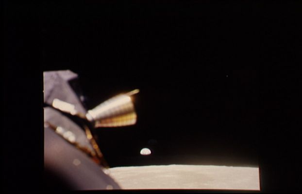 AS 11-37-5440 - Earth is far, far away...(2)
La debole stella di cui si era accennato a proposito del frame precedente è ora più luminosa e non è difficile da scorgersi, a Dx dell'Osservatore. Molti (anzi: moltissimi "Scienziati" ed "Esperti"...) hanno detto che nelle foto della serie Apollo le stelle "...non si vedono e non possono vedersi...". 
Questa immagine, assieme a tantissime altre, dimostrerà quanto sia PROFONDAMENTE erroneo questo assunto.
Parole chiave: Space Postcards