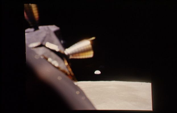 AS 11-37-5441 - Earth is far, far away...(3)
La piccola stellina è scomparsa (ma ben potrebbe essere, semplicemente, troppo a Dx per rientrare nel quadro dell'immagine) e una piccola macchia scura può scorgersi in prossimità dell'orizzonte Lunare, sulla dx dell'Osservatore. 
L'origine della macchia scura è completamente indeterminabile. Potrebbe essere un difetto della pellicola o del processo di sviluppo ed elaborazione dell'immagine. 
Oppure, come ci ha suggerito uno dei Curatori dell'Apollo Moon Catalog, un "artifact" (letteralmente: "oggetto artificiale") provocato da "heavy processing" (letteralmente: "sottoposizione a processo pesante di compressione") dell'immagine originale.
Parole chiave: Space Postcards