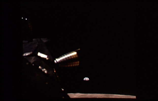 AS 11-37-5442 - Earth is far, far away...(4)
Le condizione di illuminazione del panorama sono radicalmente mutate oppure, molto probabilmente, il tempo di posa è stato sensibilmente ridotto. Si noti che tutto "l'ambiente" appare più scuro ed il colore della superficie Lunare è cambiato. 
Sia la piccola stella che il punto scuro in prossimità dell'orizzonte lunare sono scomparsi dalla visuale.
Parole chiave: Space Postcards