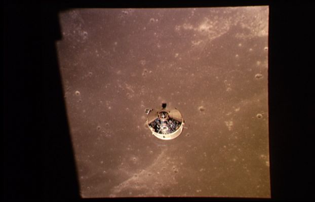 AS 11-37-5443 - Undocking (1)
Il Modulo di atterraggio (LM) "Eagle" si è sganciato dalla navicella madre e, mentre si allontana, vengono scattate alcune fotografie che ben si possono definire commemorative. 
Molti pensano che anche questa serie di immagini rientri, in accordo alla sciagurata definizione dell'Ing. Bill Kaysing, nella "Galleria dei Falsi" (laddove la navicella madre sarebbe un "modellino" e la Luna un fondale costituito da una serie di immagini scattate dall'Apollo 10). Per i dubbiosi, segnaliamo che esiste anche la ripresa filmata di questa fase delle operazioni (la quale non ci sembra proprio per nulla una "festa di effetti speciali"). 
Certo, a cominciare da "Star Wars", abbiamo imparato tutti che il cinema può farci vedere qualsiasi cosa e, nel mostrarcela, può anche riuscire a renderla credibile. Ma qui siamo nel 1969 e "Star Wars" è ancora - e solo - un "sogno".
Per fortuna...
Parole chiave: Undocking