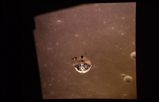 AS 11-37-5444 - Undocking (2)
Una piccolissima nota per i Lettori: questa immagine, al pari (forse) di tante altre, sembra dire poco o nulla. Però pensate a questo: la fase di docking/undocking (e, dopo l'undocking, la fase di discesa e di allunaggio) è "critica". 
Ma in un viaggio interplanetario, si dirà, ogni istante è critico! 
Vero, ma ci sono istanti "più critici" di altri. Questi frames, queste immagini, riprendono uno di questi "istanti" in cui il margine di errore concesso agli Astronauti, era pari a ZERO. 
Pensateci: la benchè minima imprecisione significava la fine. 
Senza appelli e senza scuse. 
Ora a quanti di noi è capitato (e, se è capitato, quante volte è capitato) di trovarsi, nella Vita, a compiere un'attività con margine di errore uguale a 0?
Pensateci, ogni qual volta Vi capiterà di guardare un frame (anche il più insignificante) che mostra - magari - i "Pionieri dello Spazio", da Gagarin a Lowell e dalla Vostok al Challanger...Pensateci, prima di liquidare tutto con un "nulla di speciale" e poi pensare ad altro.
Parole chiave: Undocking