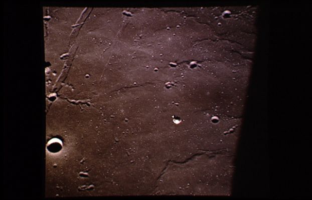 AS 11-37-5447 - Undocking (5)
Il colore della superficie della Luna è cambiato ancora: adesso è decisamente un grigio scuro con riflessi violacei. Un altro errore di sviluppo ed elaborazione dell'immagine? Un falso? Niente di tutto ciò. Noi crediamo che sia stato solo modificato il tempo di esposizione, con tutte le conseguenze che ne derivano (meno luce raccolta dalla pellicola e quindi leggera sottoesposizione del panorama).
Parole chiave: Undocking