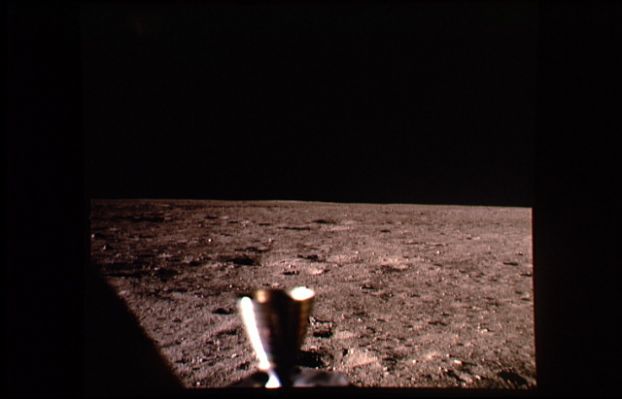 AS 11-37-5449 - Eagle has landed!
Questa è la prima fotografia della Luna scattata DALLA Luna. Una delle procedure alle quali gli astronauti dovevano attenersi prevedeva l'effettuazione di una serie di foto panoramiche della zona circostante l'area di allunaggio così, nel caso in cui si fosse reso necessario un decollo immediato (?), sarebbe almeno rimasto qualcosa da analizzare e studiare...
Parole chiave: Postcards from the Moon