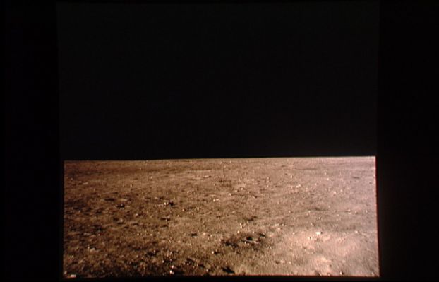 AS 11-37-5450 - Sea of Tranquillity (1)
prosieguo della panoramica iniziata con il frame AS 11-37-5449.
Neil Armstrong e "Buzz" Aldrin si preparano a compiere quello che Armstrong stesso definirà "...un piccolo passo per un uomo, un grande balzo per l'Umanità...". In Italia è notte fonda.
Parole chiave: Postcards from the Moon