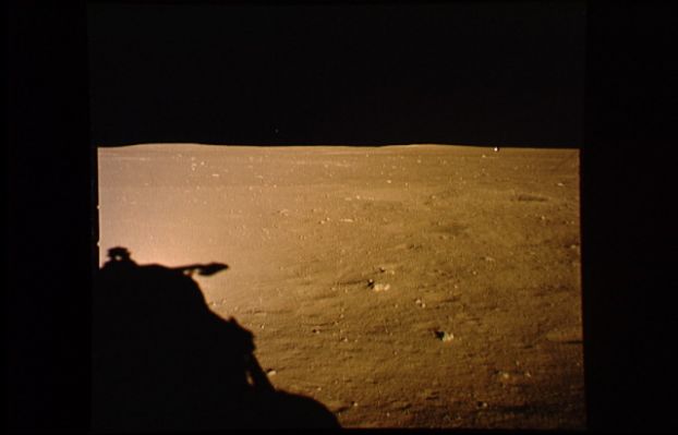 AS 11-37-5455 - A spark in the distance!
Pochi ricorderanno, probabilmente, di quando Armstrong avvisò Houston che aveva avvistato, durante la passeggiata Lunare, una "...flare-like light, in or over a not too distant crater...". Noi crediamo che quella "fiammella/lucina" scintillante dentro o sopra un non troppo distante cratere, per dirla come disse Armstrong, fosse qualcosa del tutto simile a quel bagliore metallico che si può vedere con chiarezza in questo frame, in alto, sul filo dell'orizzonte Lunare, a Sn della collina (Dx dell'Osservatore)
Parole chiave: Surface Anomaly