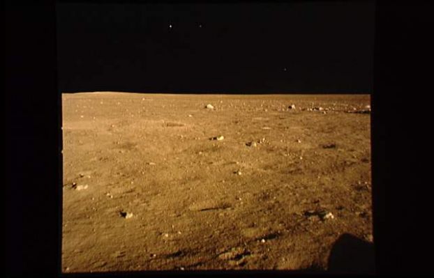 AS 11-37-5456 - Vertical lift off
Del tutto strabiliante quello che accade pochi istanti dopo l'avvistamento della "flare-like light". L'oggetto luminoso che giaceva sulla superficie adesso splende di luce bianca ed intensa nel cielo Lunare, ad una cospicua altezza, in compagnia di un altro oggetto puntiforme brillante (che non è una stella), leggermente spostato a Sn rispetto alla verticale del punto in cui si trovava nel frame AS 11-37-5455. Da vedere e studiare le versioni uncompressed di questi due frames: sbalorditive.
Parole chiave: Surface and flying Anomaly
