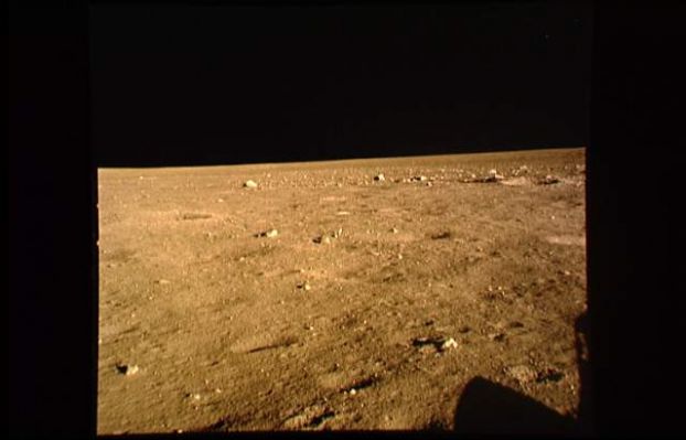 AS 11-37-5457 - Flying away...
La panoramica dell'orizzonte Lunare continua, ma le "luci" che avevano caratterizzato i due frames precedenti sono ora sparite. Si può intuire, tuttavia, sull'estrema Sn dell'immagine, Dx dell'Osservatore, a mezza altezza, un debole punto luminoso. Non pensiamo che si tratti di una stella. Potrebbe essere l'oggetto "minore" del frame 5456 che si sta (forse) definitivamente allontanando dalla vista degli astronauti e della loro telecamera. O forse no?!?
Parole chiave: Surface Anomaly