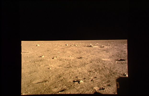 AS 11-37-5458 - Dark Lunar sky
Il cielo Lunare è nuovamente "tranquillo". Non vi è traccia di oggetti anomali e non vi è traccia di stelle. Sarebbe interessante, tuttavia, controllare la versione uncompressed di questo frame. Nelle versioni uncompressed, infatti, il volume di dettagli - anche debolissimi, quali sono le stelle - percepibile ed analizzabile è enormemente superiore rispetto a quanto si può vedere, intuire o solo supporre in frames del tipo qui utilizzato.
Parole chiave: Lunar Horizon