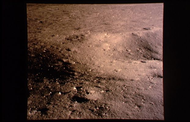 AS 11-37-5459 - "A Beautiful Desolation"
Il paesaggio Lunare, per usare le parole di Neil Armstrong, è "...come una spiaggia, infinita, senza mare all'orizzonte. Una splendida desolazione...". La definizione è sicuramente suggestiva e molto romantica, ma noi crediamo che la Luna non sia per nulla "desolata" come dice Armstrong e come a prima vista (e ad un occhio inesperto), potrebbe sembrare.
Parole chiave: Lunar Horizon and craters