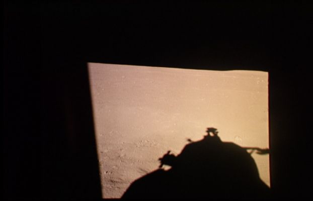 AS 11-37-5460 - The Shadow over the Sea
L'ombra del Modulo Lunare (LM) si stende verso una lontana collina. Il Sole si sta alzando sull'orizzonte ed il colore della Luna, come ci stiamo abituando a notare, cambia ancora. Giallastro, con venature bianche e rosa pallido. Così sembra ma...Armstrong, durante la "Moon Walk", parlava di "grigio cenere". L'occhio umano non è sicuramente affidabile al 100% ma neppure l'occhio delle fotocamere a quanto pare...
Parole chiave: Lunar Horizon