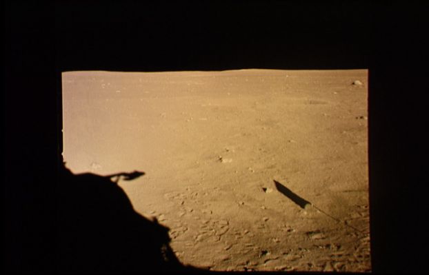 AS 11-37-5465 - The Flag (1)
La prima (ed unica) Extra Vehicular Activity (EVA) di Neil Armstrong e "Buzz" Aldrin è finita. Prima di distendersi e tentare di dormire (o almeno di riposarsi) un pò prima di ripartire, si scatta qualche altra fotografia del paesaggio e, in questo frame, si può vedere l'ombra della Bandiera a Stelle e Strisce che gli astronauti hanno da poco piantato sul suolo Lunare. Il cielo Lunare è nero come la pece, il suolo - diremmo - giallo con vaghe sfumature bianche e rosate.
Parole chiave: The Flag on the Moon