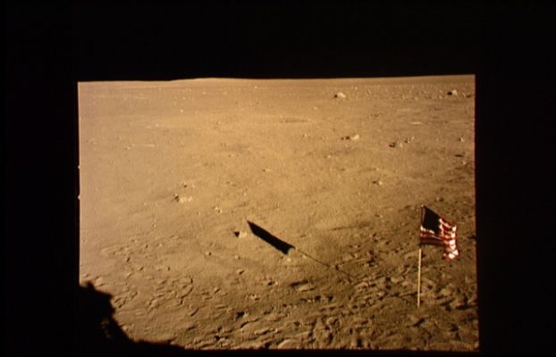 AS 11-37-5466 - The Flag (2)
L'immagine è leggermente fuori fuoco. Sono comunque chiaramente visibili le impronte degli astronauti nei pressi del LM e della Bandiera. Il paesaggio fotografato, se Vi ricordate, è lo stesso dove, nel frame 5455, appariva - sul filo dell'orizzonte - il punto luminoso (the flare-like light) che sarebbe, poi, "volato via"...
Parole chiave: The Flag on the Moon