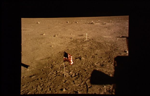 AS 11-37-5467 - The Flag (3)
La panoramica continua. L'immagine è ancora - leggermente - fuori fuoco. Il paesaggio Lunare, adesso, comincia ad esserci familiare. per esempio: avete già notato quei tre macigni (boulders) che sembrano disegnare una sorta di triangolo (quasi) rettangolo, in alto, sopra la Bandiera, a Sn dell'Osservatore? Un consiglio: annotateVi sempre bene i dettagli: servono sia come punti di riferimento a terra, sia come promemoria per valutare eventuali incongruenze di sfondo, tra un frame e l'altro.
Parole chiave: The Flag on the Moon