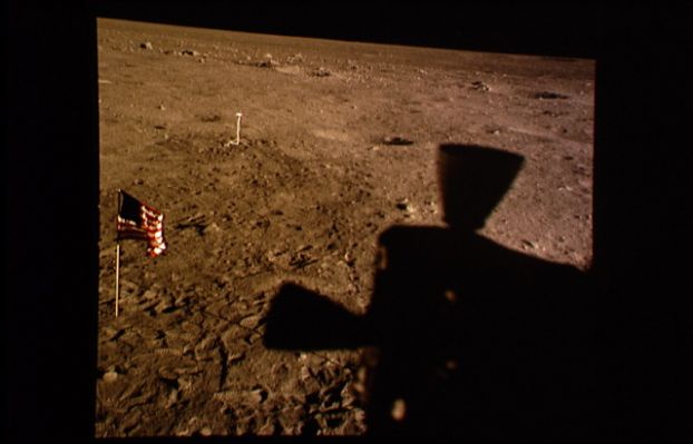 AS 11-37-5468 - The Flag (4)
Primissimo piano per uno dei propulsori (sempre fuori fuoco) utilizzati per manovrare il LM ed operare delicatissimi (e minimi) cambi di rotta. Rinnoviamo un commento fatto a proposito del frame AS 11-37-5437: ma come può un (ex) Cervellone della NASA, quale era ed è Bill Kaysing (cfr. "Luna: una beffa da 300 miliardi di Dollari") confondere un oggetto in primissimo piano (e quindi sfuocato) con un'ombra proiettata sopra uno sfondo lontano???
Parole chiave: The Flag on the Moon