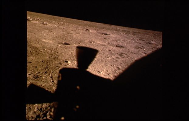 AS 11-37-5469 - Looking at the Sea of Tranquillity
Ancora un'immagine - suggestiva - di "splendida desolazione". A proposito: avete notato che da qualche frame a questa parte il suolo Lunare ha nuovamente cambiato colore? Adesso di che colore è?...
Parole chiave: Moonscapes