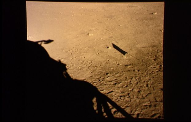 AS 11-37-5474 - Shadows
Una delle (numerose) immagini cosiddette "ridondanti": l'ombra del Modulo Lunare accanto all'ombra della Bandiera. Qualcuno ha detto che gli astronauti non erano "Uomini", bensì "...componenti accessorie - ancorchè in carne ed ossa - della Nave Spaziale...". Certo, gli astronauti dell'Apollo Program erano di certo "Uomini dai nervi d'acciaio", guidati da ferree ed inviolabili procedure. Ma noi pensiamo che molte fotografie (simili a questa) siano solo il riflesso di "Animi Umani" in contatto con l'Ignoto
Parole chiave: Moonscapes