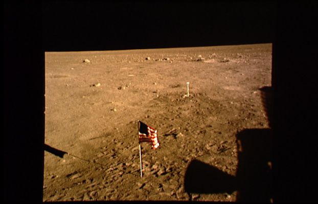 AS 11-37-5480 - The Field (1)
La "zona di lavoro" dove gli astronauti hanno operato per circa due ore continua ad essere fotografata. Non si vede nulla di particolare in queste immagini ripetitive (se non la "spazzatura spaziale" - come qualcuno ha definito le preziosissime attrezzature che abbiamo lasciato lassù ed il cui valore è, di fatto, "incalcolabile & gigantesco". Talmente elevato, si dice, che da solo giustificherebbe un "Back to the Moon"!).
Parole chiave: Moonscapes & Tools