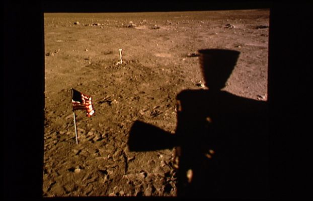 AS 11-37-5481 - The Field (2)
Ma di quale "space trash" si stava parlando nel frame precedente? Semplice: cineprese, antenne, utensili vari, sismografi ed altri equipaggiamenti scientifici che, oggigiorno, avrebbero un valore (non solo intrinseco, ma anche - ed ovviamente - "storico") largamente superiore a qualche miliardo di dollari. Se qualcuno avesse intenzione di recuperare questi "gioielli" possiamo dire che si tratta, di "res derelictae" (cioè "cose abbandonate"). Ne diventa proprietario il primo che le trova e se le prende... Ma deve andare a passeggiare sulla Luna....
Parole chiave: Moonscapes & Tools