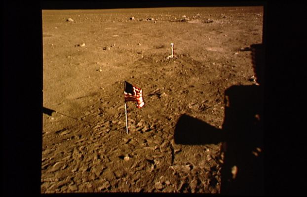 AS 11-37-5482 - The Field (3)
A volte, guardando queste immagini, viene anche da domandarsi se gli astronauti non abbiano continuato a fotografare l'esterno alla ricerca di "movimenti". Ci sono dei frames, infatti, che lasciano supporre proprio questo tentativo e li vedremo in seguito. In questo caso, probabilmente, le fotografie sono state scattate in sequenza, cercando di migliorare "sul campo" la familiarità con la fotocamera (il cui uso era tuttaltro che semplice e comodo...).
Parole chiave: Moonscapes & Tools