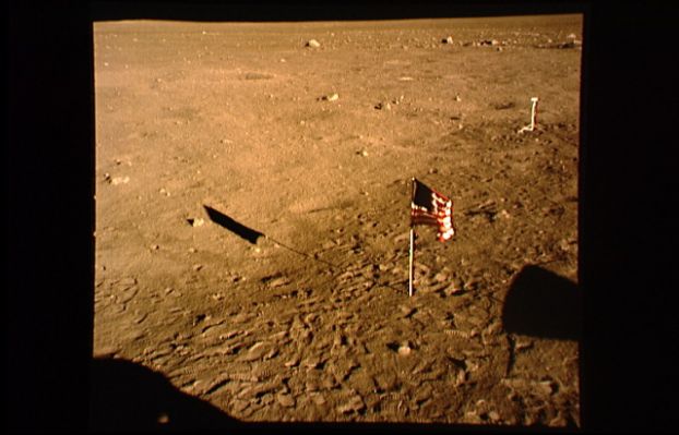 AS 11-37-5483 - The Field (4)
La qualità dell'immagine sembra, effettivamente, leggermente migliorata. I bordi degli oggetti sono maggiormente definiti e la messa a fuoco appare, se non ottimale, quantomeno più che buona.
Parole chiave: Moonscapes & Tools