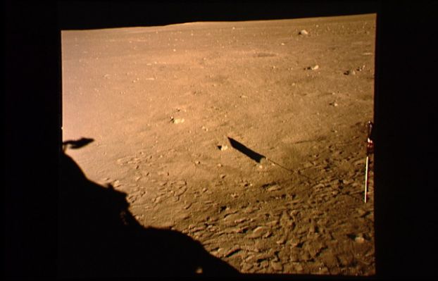 AS 11-37-5484 - The Hill
Certo che questa collina in lontananza deve aver profondamente colpito gli astronauti: gli scatti che la riguardano sono davvero innumerevoli. La suggestione provata deve essere stata grande ed il desiderio di fermare il tempo, scattando una foto, deve aver guidato, crediamo, le menti e le mani di Armstrong ed Aldrin per parecchio tempo. Non c'è altra spiegazione razionale, altrimenti, al volume di scatti dedicati a questo paesaggio...
Parole chiave: Lunar Horizon