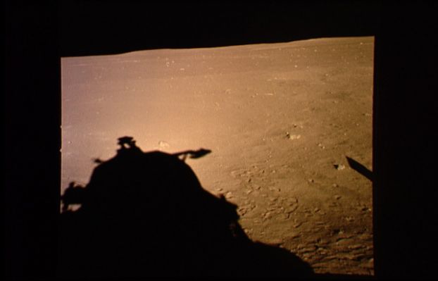 AS 11-37-5485 - A Silent Land (1)
Ancora tre fotogrammi in sequenza per riprendere le due lontane colline. Non si vedono stelle, non si intravedono particolari curiosi e/o "Anomalie" di sorta, non si percepisce nulla se non la "Splendida Desolazione". Anche attraverso questa fotografia (come attraverso quelle che precedono e che seguono), infatti, si può riuscire solo a percepire, se si è abbastanza sensibili e se ci si sforza un pò, il Suono del Silenzio.
Parole chiave: Lunar Horizon