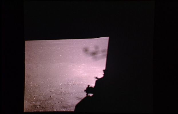 AS 11-37-5496 - Shadowland
Un'immagine a cui siamo abituati: una lontana collina e l'ombra del Modulo Lunare. Questo frame anticipa di non molto l'inizio di una serie di immagini enigmatiche. Tutto sembra tranquillo e gli astronauti si sono già più volte scambiati la fotocamera per riprendere scorci su scorci. C'è una specie di "ombra" sul lato Dx dell'immagine, ma non possediamo elementi sufficienti per dire di che cosa effettivamente si tratti. Noi crediamo che si tratti di un difetto della pellicola o di un reticolo di puntamento.
Parole chiave: Possible Anomaly