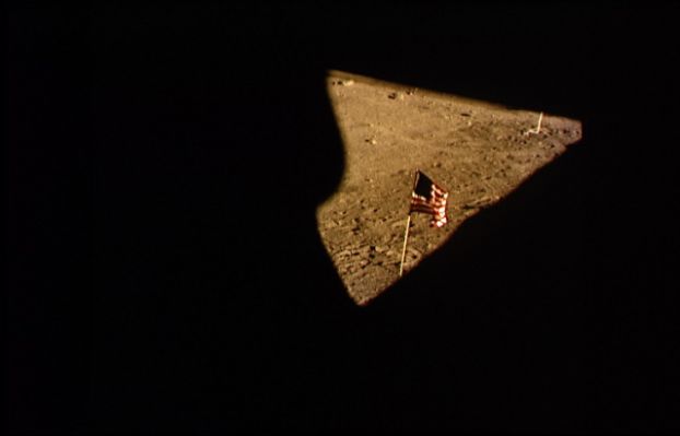 AS 11-37-5519 - Red Anomaly (1) - Hiding?
Per ottenere una buona foto dall'interno del Modulo Lunare (limitando o addirittura evitando i riflessi e riducendo la sfuocatura) occorreva avvicinarsi il più possibile al finestrino prescelto e poi riprendere. Le 9 fotografie che adesso esamineremo, invece, sembrano essere state tutte quante scattate rimanendo ben lontani dal finestrino (si noti l'estrema riduzione del campo visivo) e con una certa fretta (sono quasi tutte "mosse"). 
Parole chiave: Red Anomaly