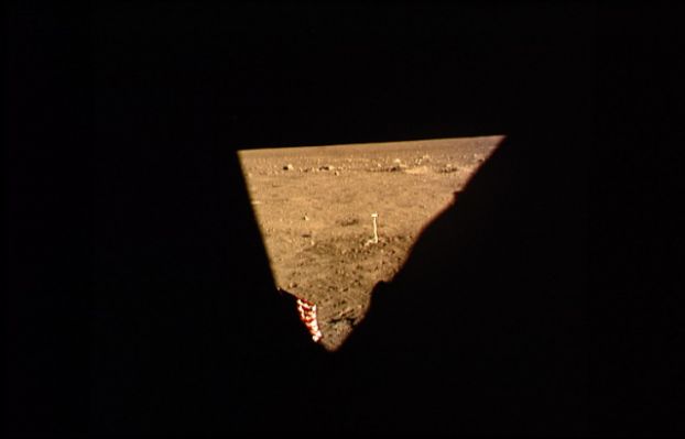 AS 11-37-5520 - Red Anomaly (2) - Searching...
Un'altra immagine ottenuta scattando da una certa distanza dal finestrino. Si vede la "zona di lavoro" e, in parte, la Bandiera. In effetti potrebbe trattarsi di uno scatto "di prova" o di un timido tentativo di riprendere qualcosa che si trova all'esterno, ma senza avvicinarsi troppo al finestrino.
Parole chiave: Red Anomaly