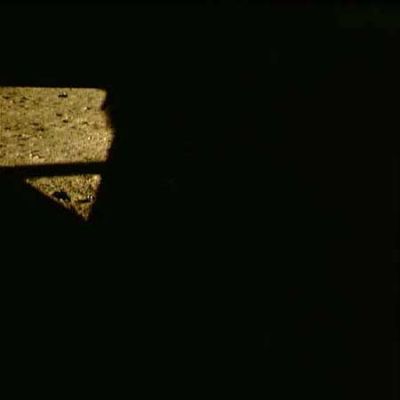 AS 11-37-5521 - Red Anomaly (3) - Watching...
Uno scorcio davvero minimo della superficie Lunare. E' chiaro che questa immagine è stata ottenuta scattando non solo da una certa distanza dal finestrino, ma anche cercando un angolo visuale davvero improbabile. Il risultato è evidente: non si vede (quasi) nulla. In realtà di può intravedere un'ombra scura, molto lineare, alla Dx dell'Osservatore, in prossimità dell'orizzonte visibile, che risulta di difficile spiegazione. Può essere il profilo sporgente di un cratere.
Parole chiave: Red Anomaly