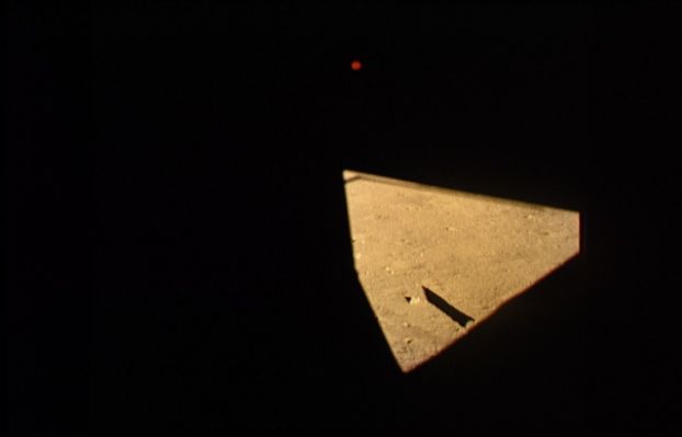 AS 11-37-5522 - Red Anomaly (4) - The Red Sphere
Ma ecco, improvvisamente, apparire qualcosa di estremamente importante per le nostre ricerche: in alto a Sn dell'immagine(decisamente mossa) appare una piccola sfera color rosso rubino. Dopo molte analisi dell'immagine, ottenute usando il frame originale uncompressed, abbiamo potuto appurare che questo "punto rosso" NON è un difetto della pellicola, nè un riflesso di un dispositivo interno al LM. Si tratta di un oggetto reale, esterno al Modulo Lunare, probabilmente in rapidissimo movimento intorno ad esso.
Parole chiave: Red Anomaly