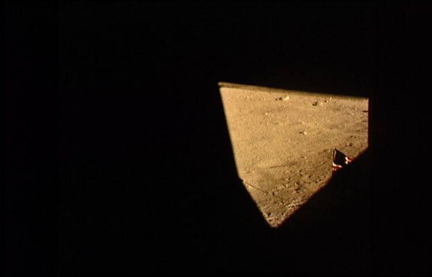 AS 11-37-5524 - Red Anomaly (6)
Anche questo frame ci dice qualcosa: gli astronauti continuano a scattare fotografie SENZA avvicinarsi al finestrino. Si può notare, sull'estrema Dx dell'immagine, quasi a ridosso dell'orizzonte Lunare, la curiosa "ombra lineare" che già avevamo visto nei frames AS 11-37-5521 e 5523. Nonostante gli svariati punti di riferimento in nostro possesso, oltre alla Bandiera, noi non siamo riusciti ad identificare la causa dell'ombra in questione.
Parole chiave: Red Anomaly