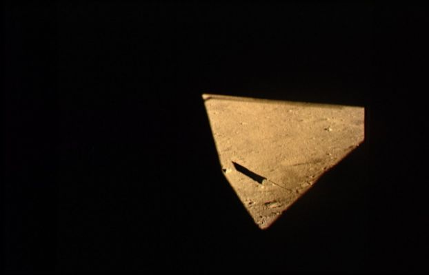 AS 11-37-5525 - Red Anomaly (7)
La "caccia" (fotografica) alla sfera rossa continua - almeno così pensiamo - ma, purtroppo, gli astronauti non sono fortunati e non riescono a riprenderla. Si vede chiaramente l'ombra della Bandiera. Non c'è traccia di ombre anomale.
Parole chiave: Red Anomaly