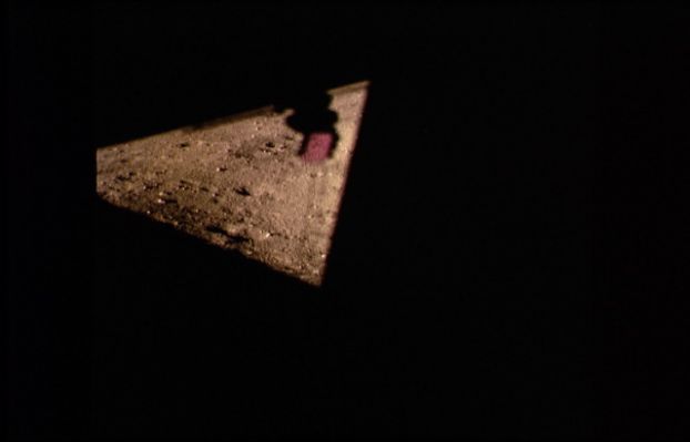 AS 11-37-5526 - Red Anomaly (8) - What happened?
La posizione degli astronauti e quindi l'angolo di ripresa sono cambiati e, forse (anzi: sicuramente), è cambiato anche il finestrino dal quale ora stanno scattando. Il panorama esterno non ci fornisce punti di riferimento accettabili ed utilizzabili. 
Lo scopo della fotografia (o meglio: di questo specifico frame e del successivo), purtroppo, (ed a parte l'ipotesi che abbiamo già formulato in precedenza e che potrebbe essere ancora valida) ci risulta del tutto oscuro.
Parole chiave: Red Anomaly