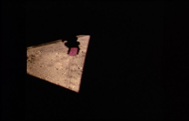 AS 11-37-5527 - Red Anomaly (9) - Last frame
Uno scatto del tutto simile al precedente e, quindi, al pari del precedente, del tutto inesplicabile. Noi pensiamo, conoscendo la cautela e la precisione (in tutti i sensi) degli astronauti, che questa serie di scatti (da AS 11-37-5519 a 5527) sia il risultato della verificazione di un evento imprevisto che ha non solo colto di sorpresa Armstrong ed Aldrin, ma li ha anche - molto probabilmente - "spaventati". Noi crediamo che, "là fuori", in assoluta prossimità del LM, ci fosse qualcosa di "estraneo".
Parole chiave: Red Anomaly