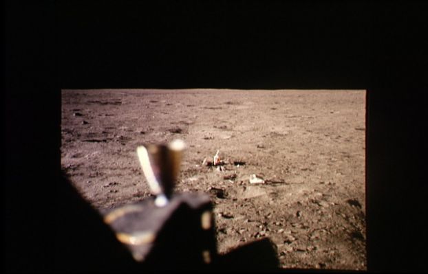 AS 11-37-5542 - The Lunar Horizon
Una bellissima immagine che ritrae un dettaglio della "zona di lavoro" degli astronauti e la "splendida desolazione" del Mare della Tranquillità. Il colore del suolo Lunare appare grigio cenere con riflessi violacei. Tutto è tranquillo adesso, anche l'astronauta che sta scattando: la foto, come si può facilmente notare, è perfetta. E' stata scattata restando a ridosso del finestrino (!), l'esposizione è ottima e la mano ferma. 
Parole chiave: Postcards from the Moon
