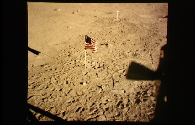 AS 11-37-5545 - The Flag and the Working Area (1)
Questa è di nuovo la zona dove, soltanto pochi minuti prima, doveva essersi visto "qualcosa" di anomalo. Ma, come detto a proposito del frame che precede, adesso le condizioni di riferimento (e quelle dell'astronauta che fotografa) sembrano essere radicalmente cambiate. In altre parole: la zona che viene ripresa è sempre quella del "possibile contatto" ma la qualità delle fotografie, adesso (unita al modo in cui le stesse vengono effettuate), è eccellente.
Parole chiave: Postcards from the Moon