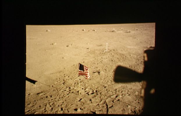 AS 11-37-5546 - The Flag and the Working Area (2)
Oltre ai commenti fatti a proposito del frame precedente (e che valgono anche per questa immagine), occorre notare che la strana ombra lineare (ombra "anomala") che avevamo visto e di cui si era parlato a proposito dei frames AS 11-37-5521, 5523 e 5524 adesso non c'è più. L'ipotesi secondo noi più verosimile per spiegare l'ombra, dopo aver fatto alcune analisi a riguardo, si orienta verso il "difetto" del film. Le Vostre opinioni saranno bene accette!
Parole chiave: Postcards from the Moon