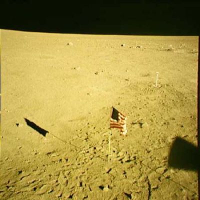 AS 11-37-5553 - The Flag and the Working Area (3)
Il colore del panorama è davvero curioso: diremmo verdastro. L'area ripresa è sempre quella dove è stata piantata la Bandiera. Si tratta, ovviamente, di un'immagine "ridondante", ma noi pensiamo che abbia comunque interesse e valore. Per capire quello che è accaduto sulla Luna, infatti, dobbiamo cercare di capire quello che gli astronauti stavano vivendo e provando. E per capire dobbiamo dimenticare lo stereotipo che vede gli astronauti come "componenti in carne ed ossa della navicella spaziale".
Parole chiave: Postcards from the Moon