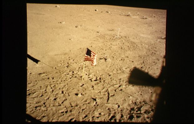 AS 11-37-5554 - The Flag and the Working Area (4)
Gli astronauti, come dicevamo commentando il frame precedente, sono uomini certamente "eccezionali", ma proiettati in circostanze altrettanto certamente "eccezionali". Viene molto difficile pensare che tutti questi scatti alla stessa area (tutte foto identiche, in altre parole) siano il frutto di una procedura malintesa o di un momento di "paranoia spaziale", se possiamo usare questa espressione... Noi pensiamo che queste riprese siano state fatte con uno scopo preciso.
Parole chiave: Postcards from the Moon