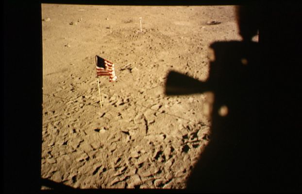 AS 11-37-5555 - The Flag and the Working Area (5)
Ultimo scatto della serie ed una nota di commento. Guardate la Bandiera. E' semplice notare che l'estremità "libera" è ripiegata su se stessa. E' ovvio - e tutti lo sanno - che sulla Luna NON c'è vento. Ebbene la Bandiera, dal momento in cui è stata spiegata, sembra aver subìto degli spostamenti: per esserne certi basta guardare qualche immagine che riprende gli astronauti mentre le rendono omaggio facendole il "saluto". E' forse questo un altro motivo del continuo fotografarla?!?
Parole chiave: Postcards from the Moon