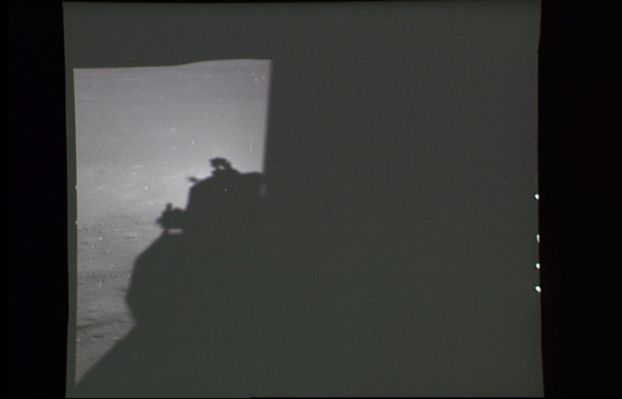 AS 11-39-5740 - The shadow and the hill
Un'immagine in b/n che ci aiuta a comprendere meglio come il colore fornisca un'immagine della Luna TOTALMENTE DIVERSA da come essa invece appare nella scala dei grigi. Forse le fotografie in b/n rendono maggiore omaggio alla nostra immaginazione, che vede la Luna come un luogo oscuro, grigio ed inospitale. Ma sono queste foto in b/n più realistiche di quelle a colori? Sono "migliori" per lo studio delle caratteristiche della Luna? Tenteremo di scoprirlo...
Parole chiave: An only apparent Anomaly