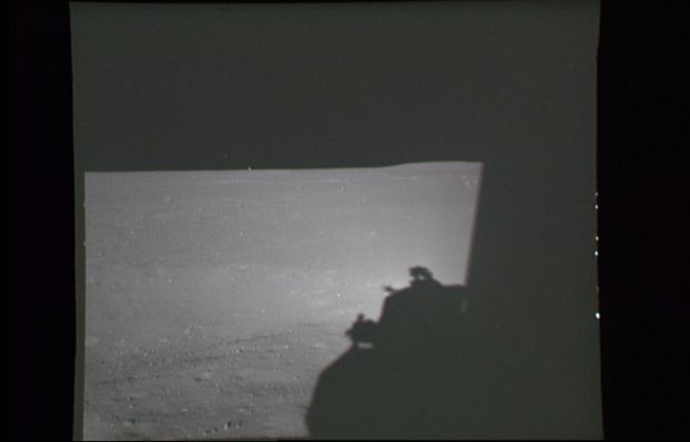 AS 11-39-5741 - A flare?
Una possibile Anomalia: lungo il filo dell'orizzonte, leggermente a Sn dell'ombra del LM, sembra "accendersi"una luce. Istintivamente, analizzando la foto, abbiamo pensato ad un "outgassing" (una delle possibili cause dei cosiddetti TLP o Transient Lunar Phoenomena) o alla presenza di un oggetto metallico in lontananza. In realtà si tratta di un difetto della pellicola, causato da over-processing dell'immagine. Nel frame originale e non compresso, la "flare" non esiste.
Parole chiave: An only apparent Anomaly