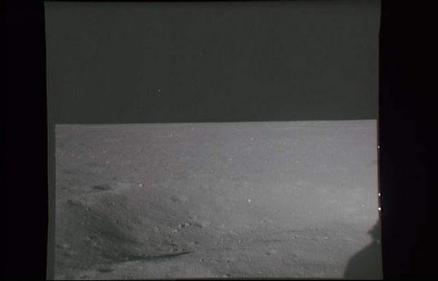 AS 11-39-5742 - A star over the Sea of Tranquillity (1)
Molto bassa rispetto all'orizzonte Lunare e posta leggermente a Sn dell'Osservatore, si può chiaramente vedere un punto luminoso nel cielo. Questo NON è un difetto dell'immagine ed il frame originale e non compresso conferma l'esistenza del punto luminoso. Potrebbe essere una stella, ma non sapremmo dire quale. In ogni caso, questa immagine dimostra, ancora una volta, che il cielo della Luna che appare nelle foto degli astronauti NON è sempre "nero come la pece", anzi. Il punto è che bisogna saper guardare.
Parole chiave: Possible Anomaly