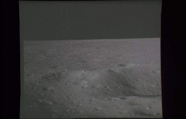 AS 11-39-5743 - A star over the Sea of Tranquillity (2)
Vale quanto detto in precedenza, solo che in questa immagine il punto luminoso appare con chiarezza ancora maggiore. Non siamo in grado di dire se esso abbia mutato posizione rispetto allo scatto precedente oppure no. Adesso ci poniamo una domanda: durante le missioni Apollo 11 e 12, di foto come questa ce ne sono tante. Dall'Apollo 14 al 17, invece, il cielo Lunare, nel 99% delle riprese, appare "dipinto di nero". Cambio di pellicola, di fotocamera e di tempi di esposizione o "ritocco manuale"?...
Parole chiave: Possible Anomaly